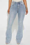 Jeans Ajustados y Acampanados con Detalles Esculpidos