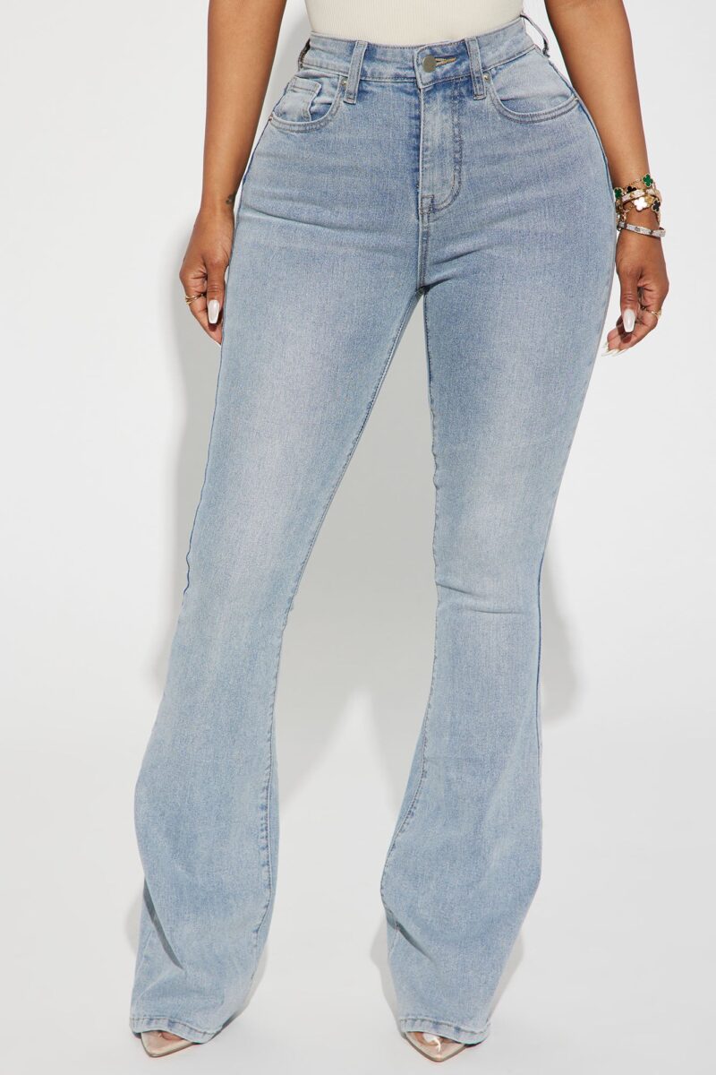 Jeans Ajustados y Acampanados con Detalles Esculpidos - Image 2