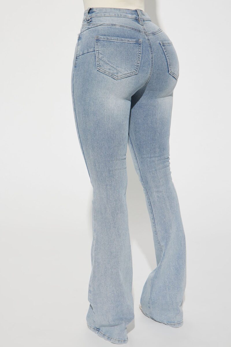 Jeans Ajustados y Acampanados con Detalles Esculpidos - Image 3