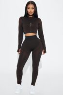 Chaqueta Deportiva Marrón con Detalles Seamless y de Ajuste