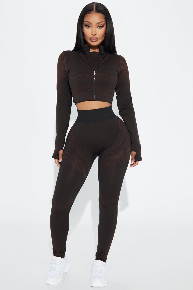 Chaqueta Deportiva Marrón con Detalles Seamless y de Ajuste - Image 2