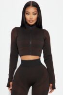 Chaqueta Deportiva Marrón con Detalles Seamless y de Ajuste