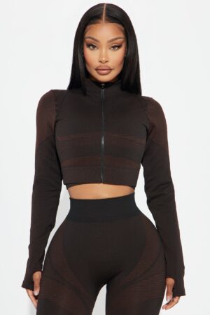 Chaqueta Deportiva Marrón con Detalles Seamless y de Ajuste