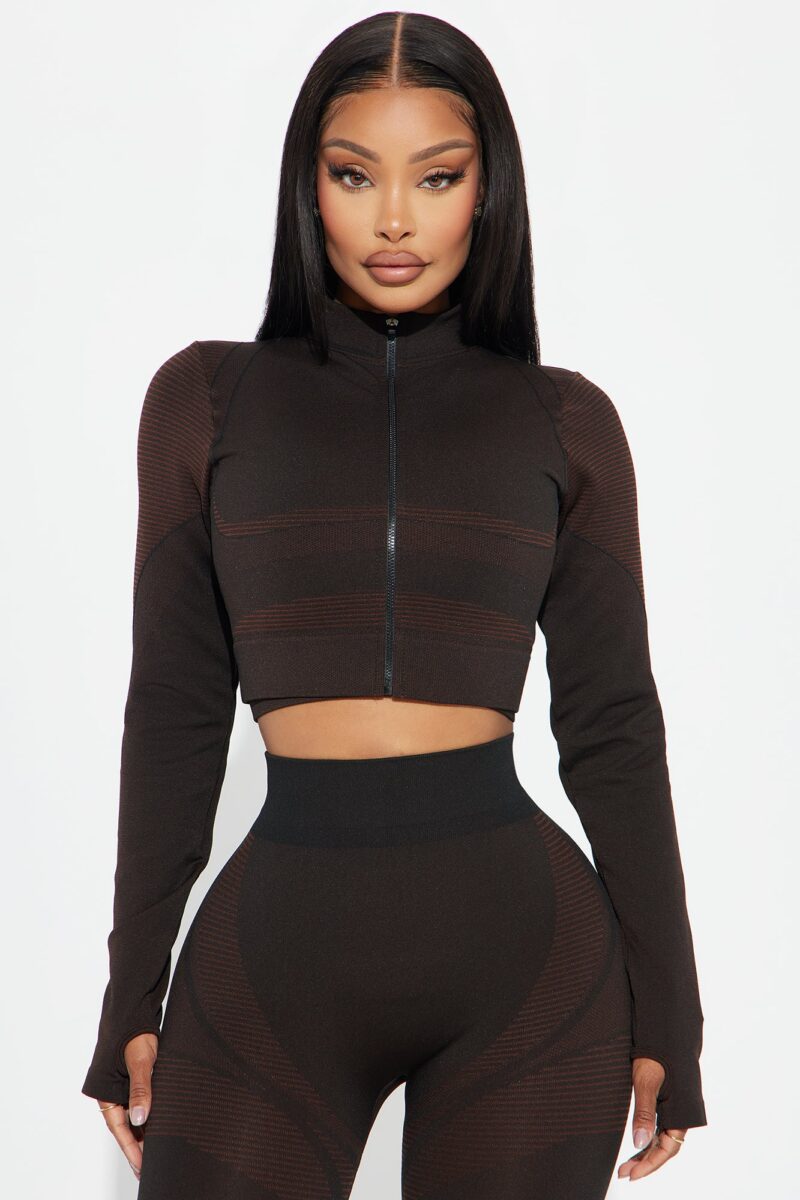 Chaqueta Deportiva Marrón con Detalles Seamless y de Ajuste
