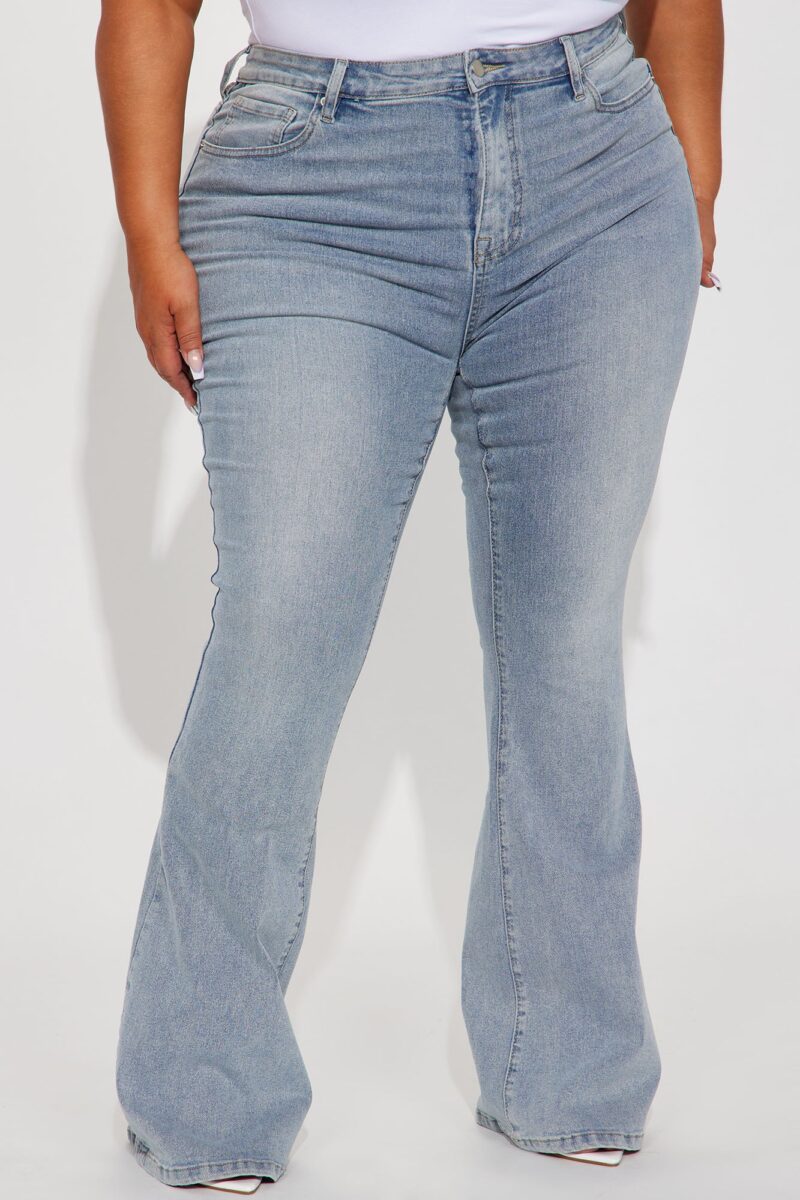 Jeans Ajustados y Acampanados con Detalles Esculpidos - Image 6