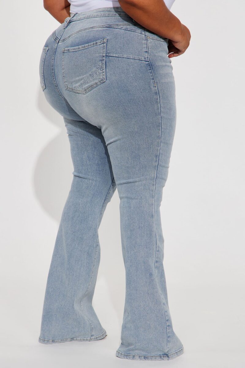 Jeans Ajustados y Acampanados con Detalles Esculpidos - Image 7