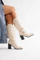 Botas Vaqueras Altas con Detalles Metálicos