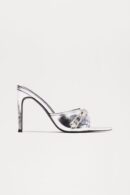 Mules con Tacón Stiletto y Detalle Metálico - Plateado