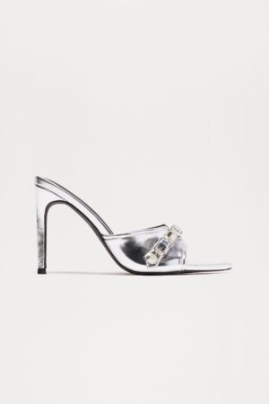 Mules con Tacón Stiletto y Detalle Metálico - Plateado