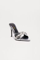Mules con Tacón Stiletto y Detalle Metálico - Plateado