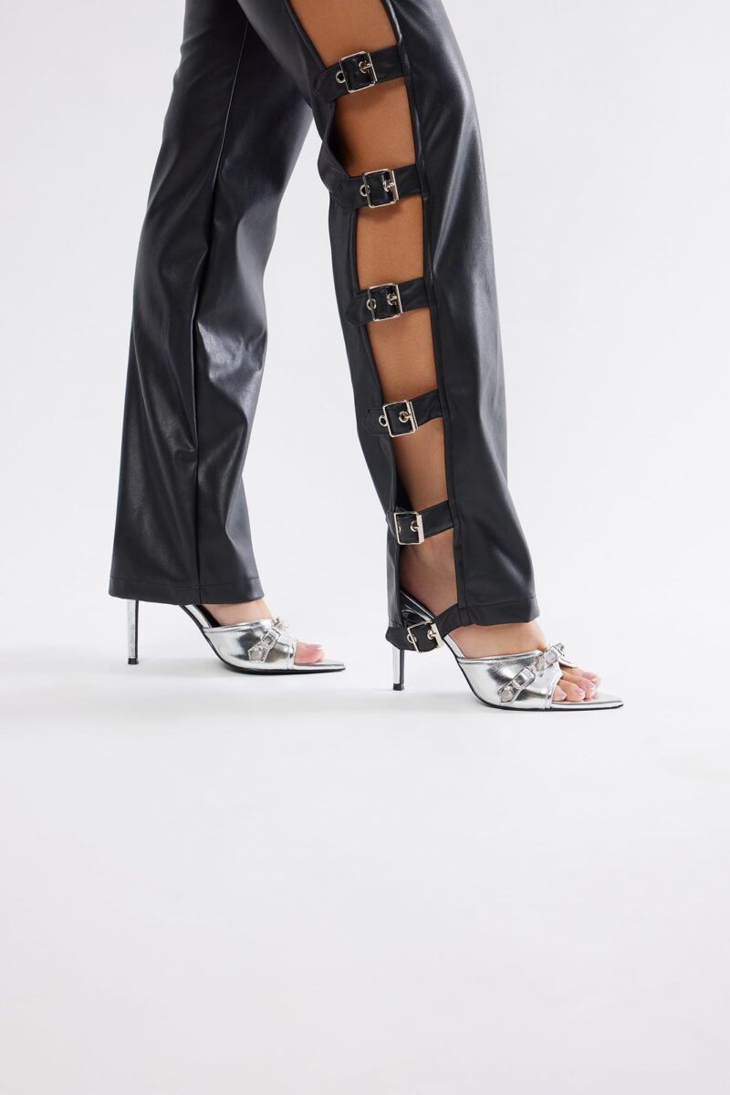 Mules con Tacón Stiletto y Detalle Metálico - Plateado - Image 3