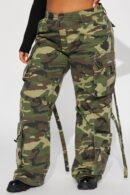 Pantalón Cargo Camuflado de Tiro Bajo y Pierna Ancha
