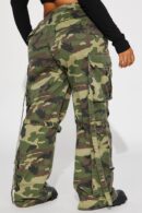 Pantalón Cargo Camuflado de Tiro Bajo y Pierna Ancha