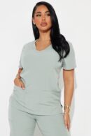 Camisa de Uniforme Unisex con Bolsillos y Cuello en V