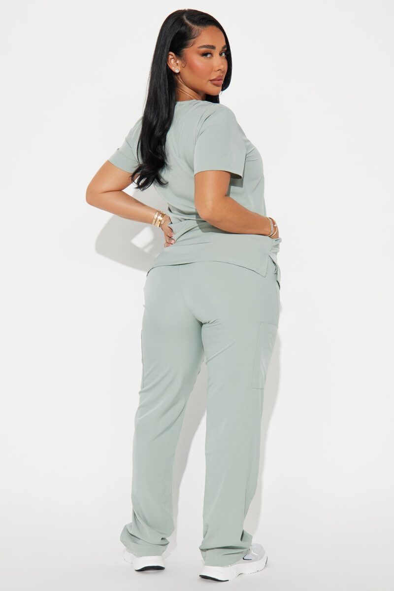 Camisa de Uniforme Unisex con Bolsillos y Cuello en V - Image 24