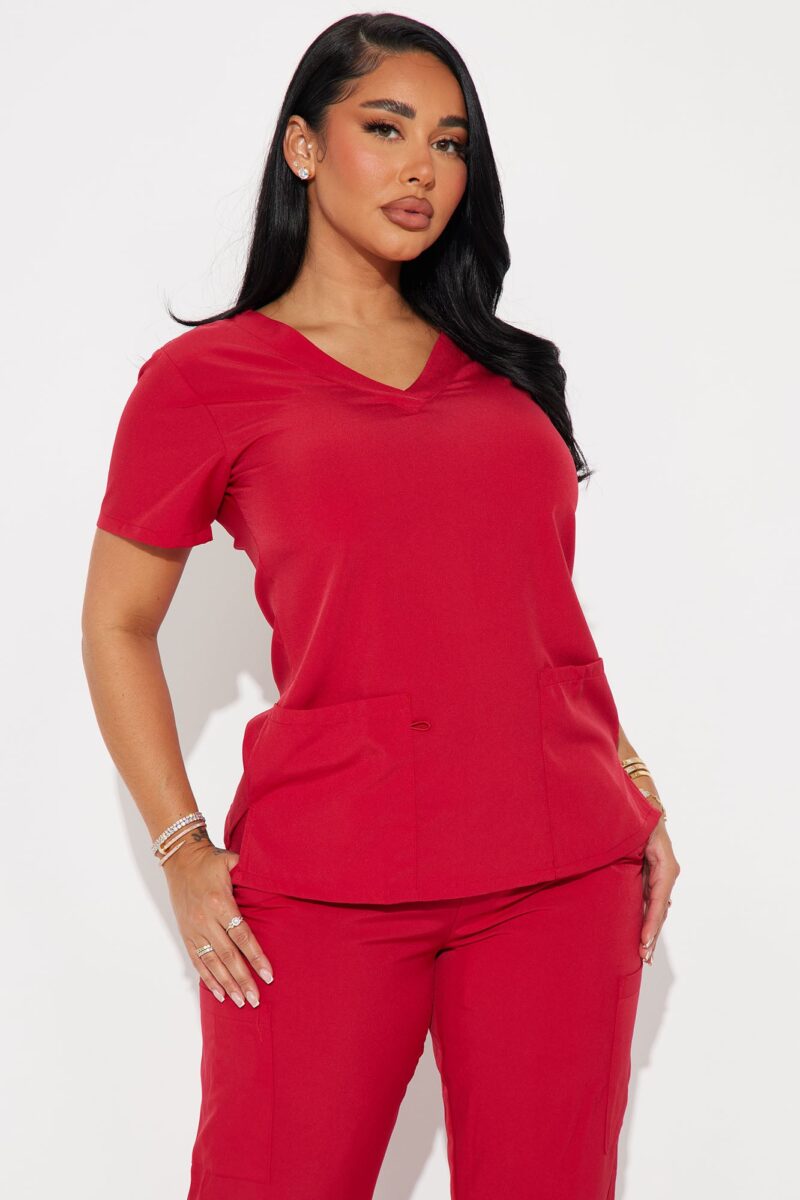 Camisa de Uniforme Unisex con Bolsillos y Cuello en V - Image 17