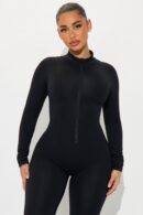 Mono Deportivo de Cuello Alto y Pierna Ancha en Negro