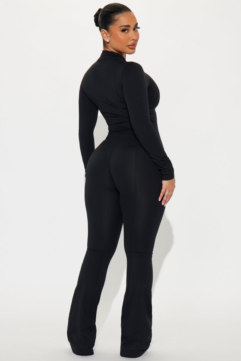 Mono Deportivo de Cuello Alto y Pierna Ancha en Negro - Image 3