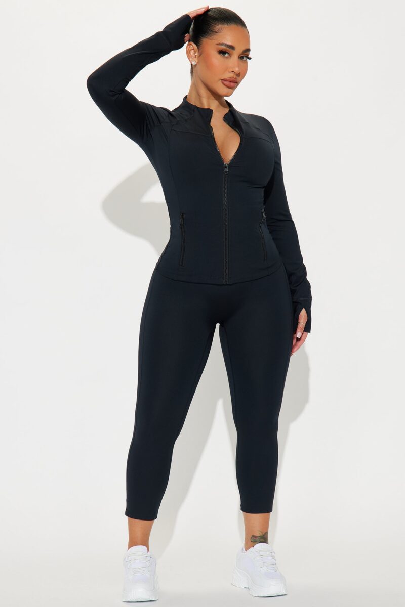Chaqueta Deportiva Negra Elevate con Cuello Alto - Image 2