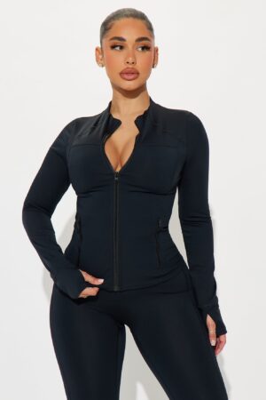 Chaqueta Deportiva Negra Elevate con Cuello Alto