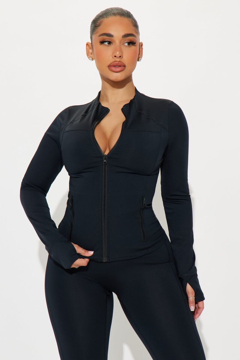 Chaqueta Deportiva Negra Elevate con Cuello Alto