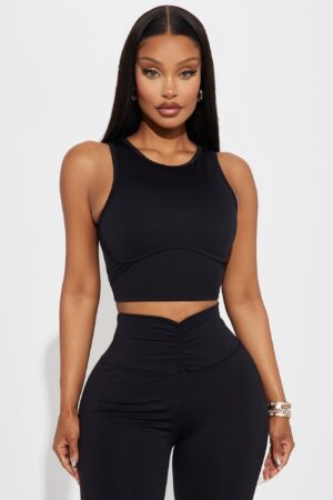 Top Deportivo de Pilates en Negro con Cuello Alto y Detalles Atractivos