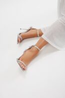 Sandalias de Tacón Metálicas con Aplicaciones de Cerradura y Llave