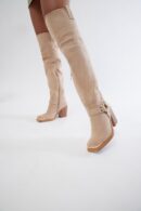 Botas Altas de Tacón Cuadrado con Detalles Metálicos