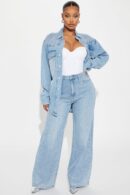 Jeans Anchos con Detalles Bordados en Lavado Claro