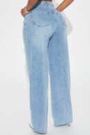 Jeans Anchos con Detalles Bordados en Lavado Claro