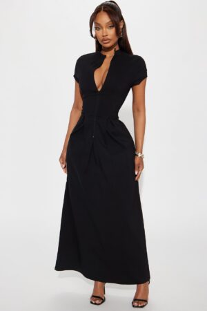 Vestido Maxi Elegante con Cuello Alto y Pliegues