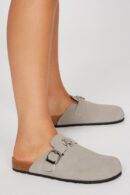 Sandalias Planas con Detalle de Metal - Negro