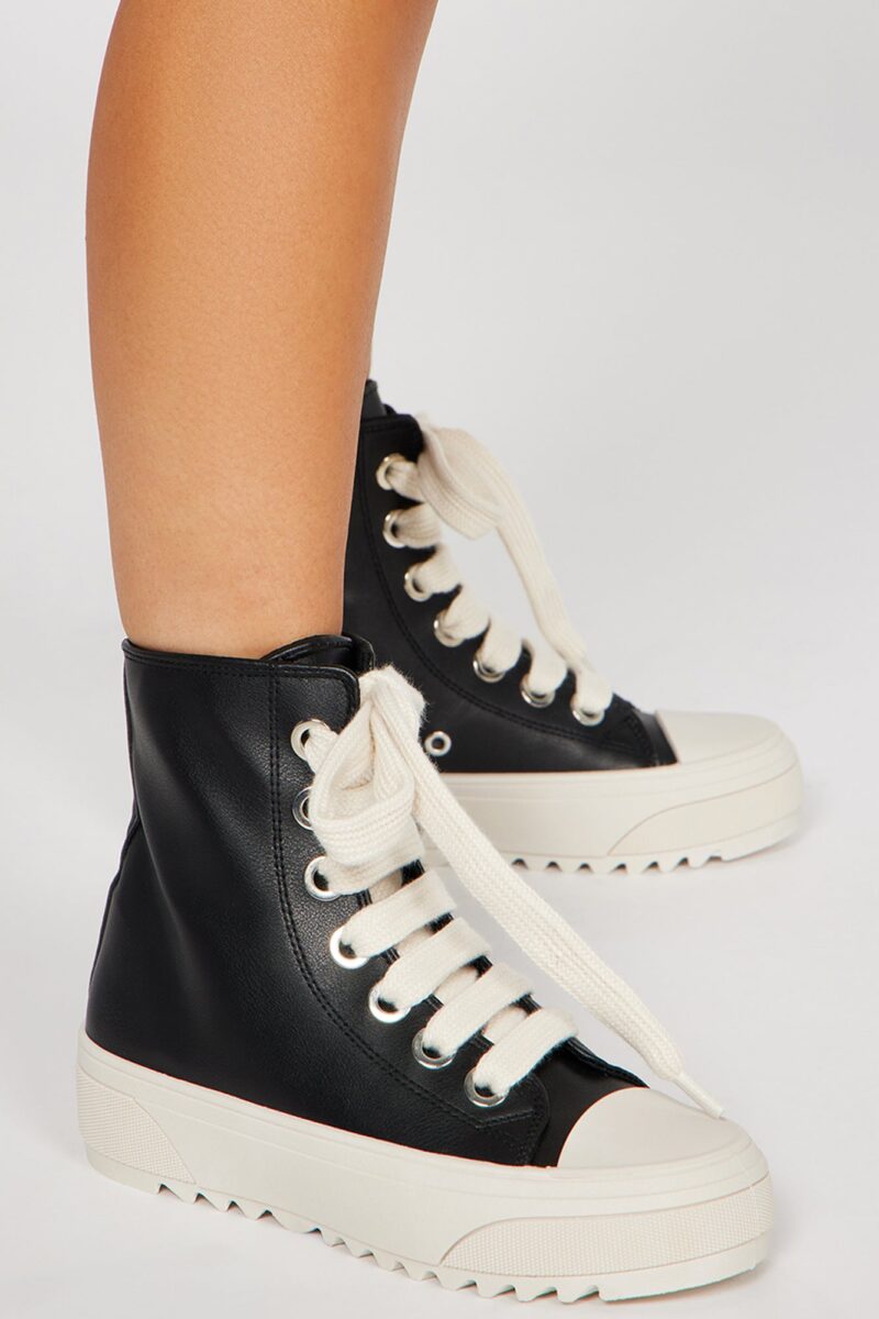 Zapatillas Altas de Corte Clásico en Negro - Image 2