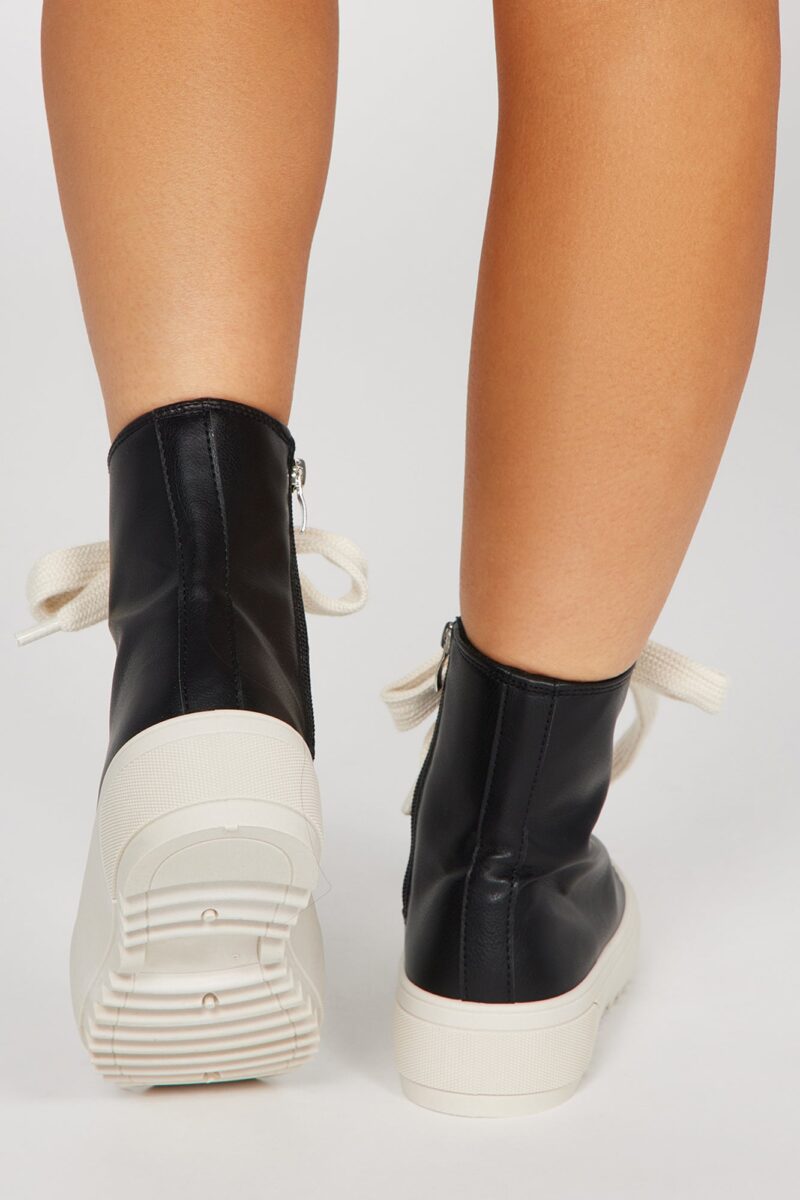 Zapatillas Altas de Corte Clásico en Negro - Image 4