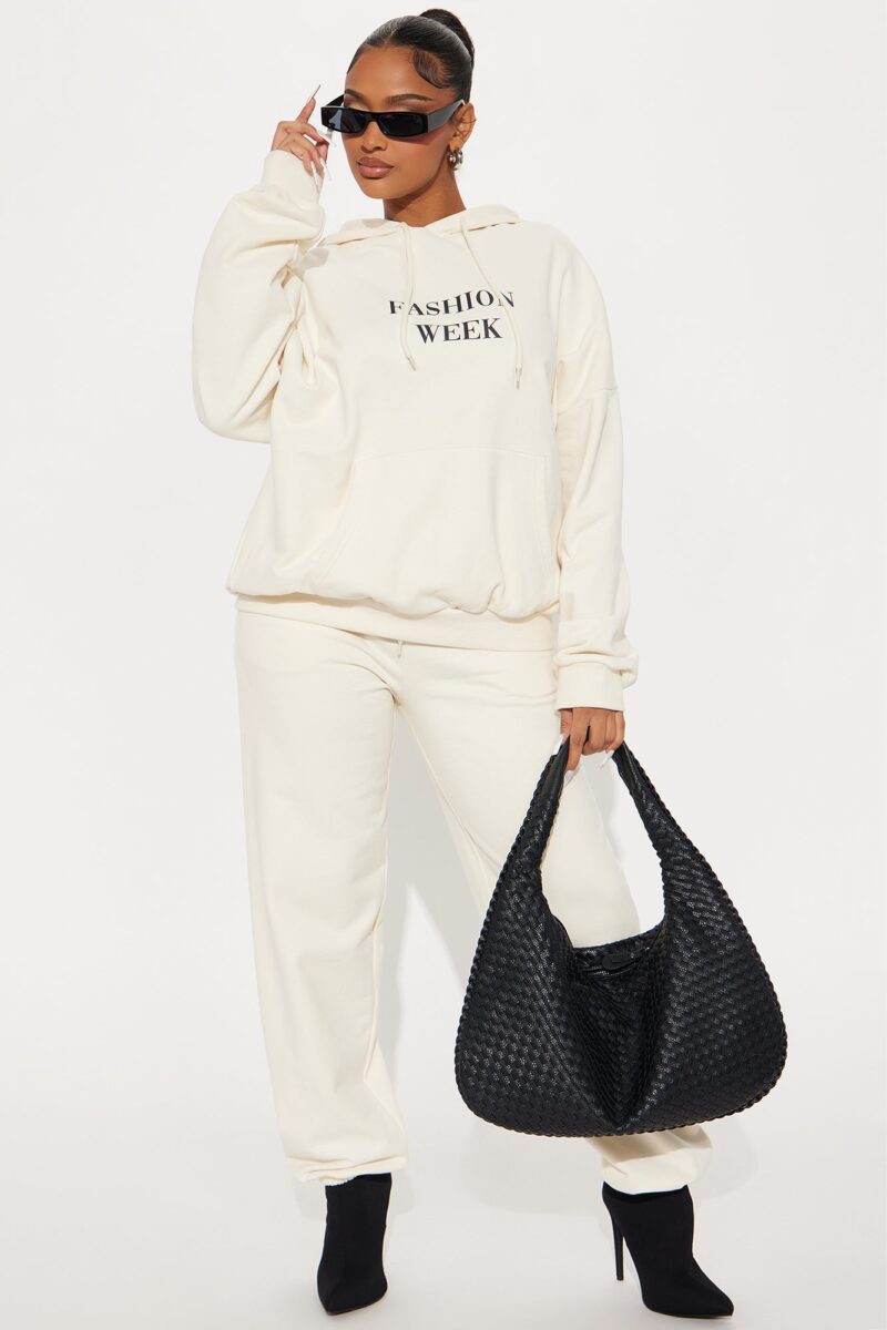 Conjunto Deportivo Fashion Week - Crema - Image 8
