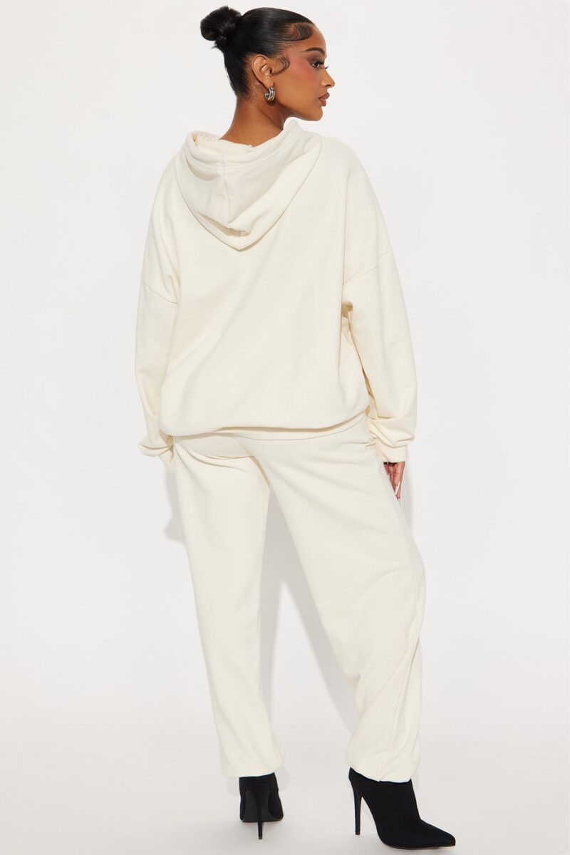 Conjunto Deportivo Fashion Week - Crema - Image 10