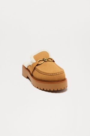 Pantuflas con Plataforma y Detalles Metálicos