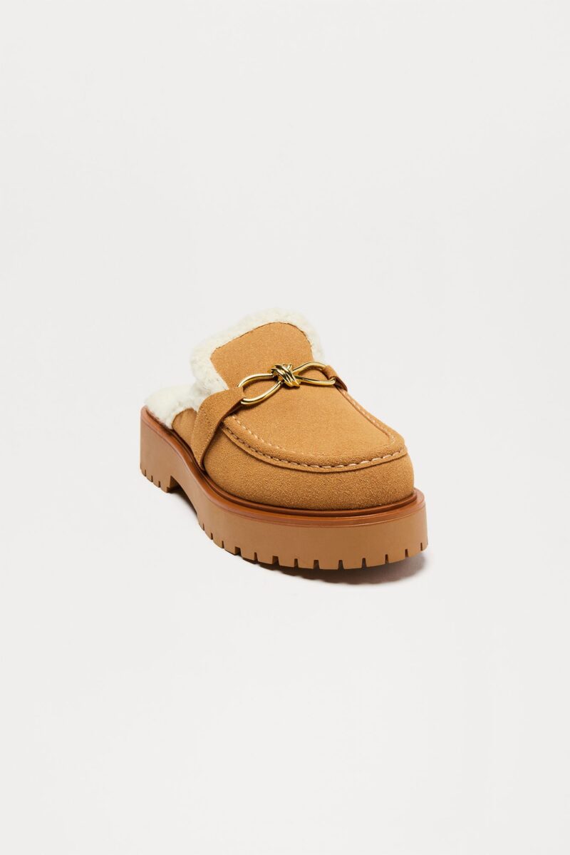 Pantuflas con Plataforma y Detalles Metálicos