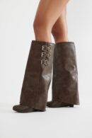 Botas Altas con Detalle de Solapa y Tacón Cuña