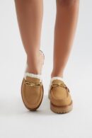 Pantuflas con Plataforma y Detalles Metálicos