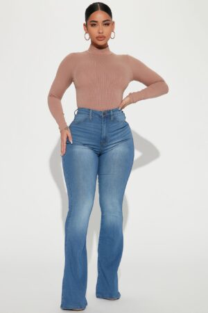 Jeans Ajustados con Bota Campana en Lavado Claro