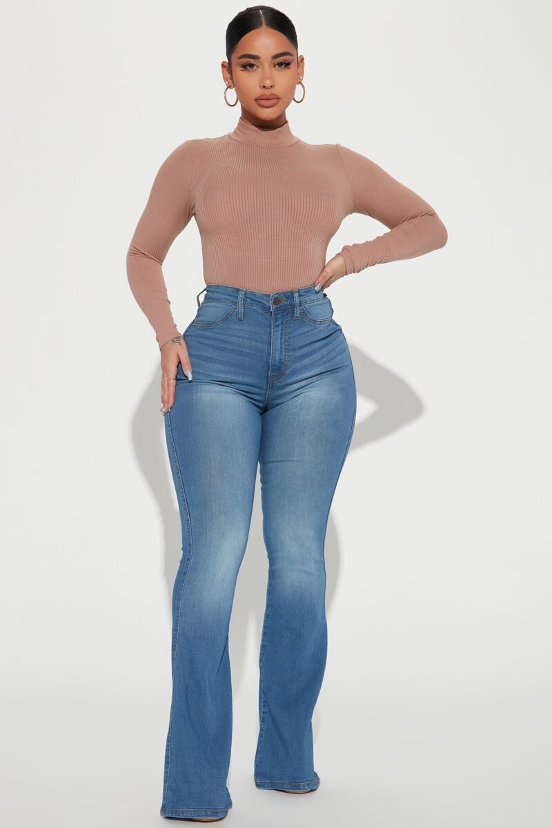 Jeans Ajustados con Bota Campana en Lavado Claro