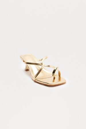Sandalias de Tacón Bajo Doradas con Detalle Metálico