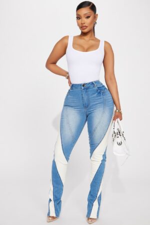 Jeans Ajustados con Apertura en Dobladillo - Lavado Medio