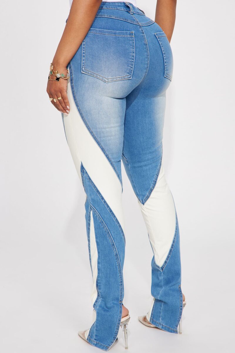 Jeans Ajustados con Apertura en Dobladillo - Lavado Medio - Image 2