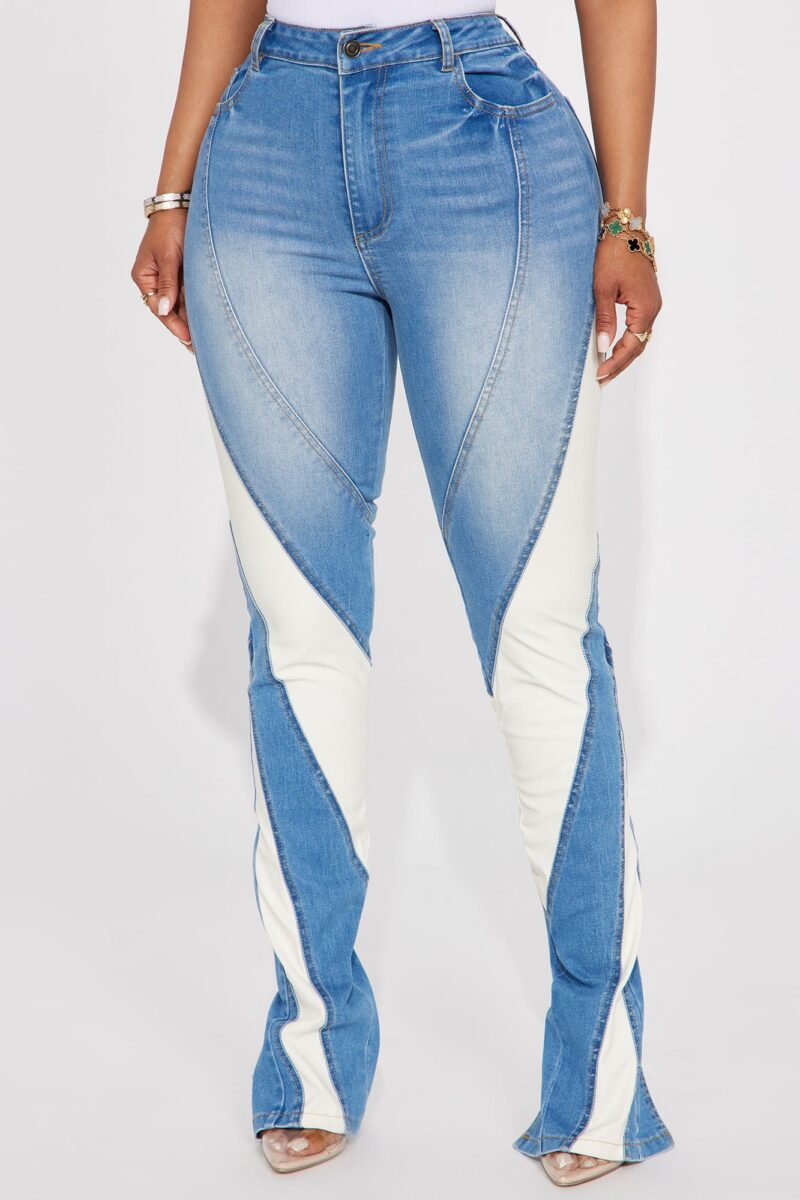Jeans Ajustados con Apertura en Dobladillo - Lavado Medio - Image 3