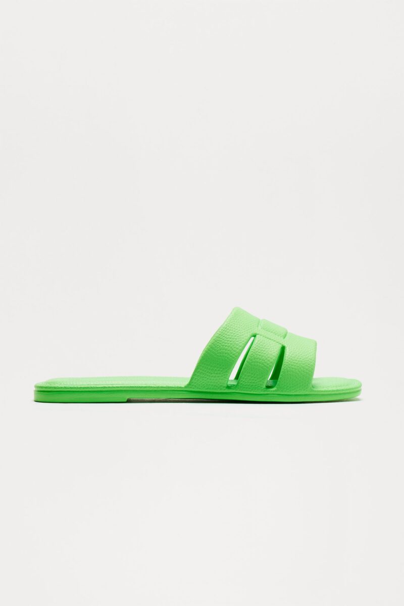 Sandalias Planas de Diseño Cuadrado en Negro - Image 8