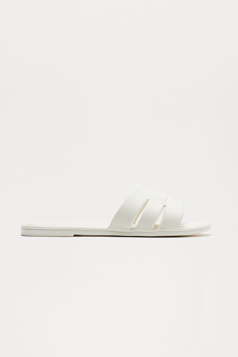 Sandalias Planas de Diseño Cuadrado en Negro - Image 12