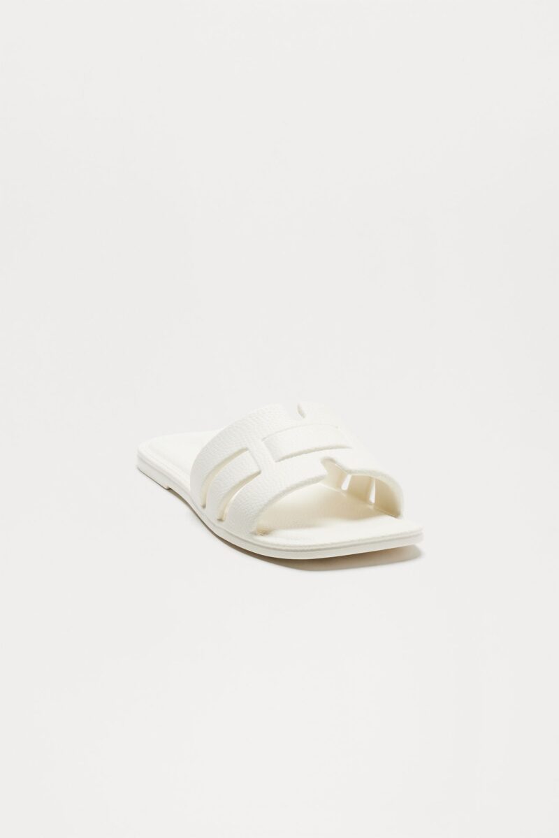 Sandalias Planas de Diseño Cuadrado en Negro - Image 9