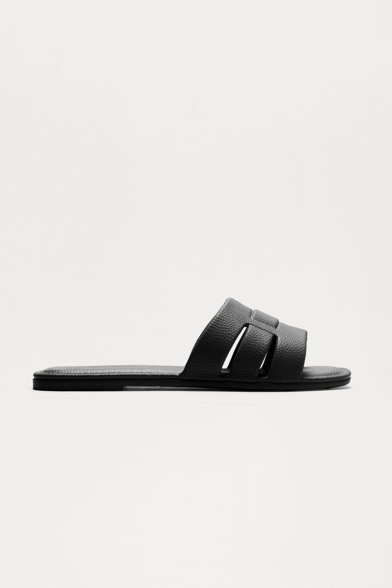 Sandalias Planas de Diseño Cuadrado en Negro - Image 3
